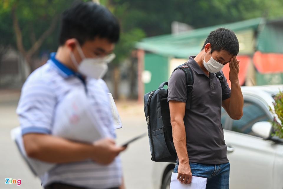 Nhiều người dân phải xếp hàng 3-4 tiếng đồ hồ dưới thời tiết oi bức nhưng vẫn không thể xin được xác nhận giấy đi đường mới theo quy định.