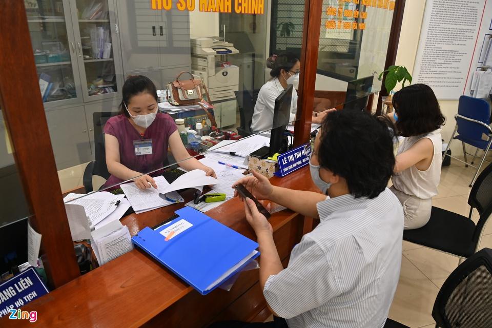 Tại UBND phường Trung Hòa (quận Cầu Giấy), toàn bộ nhân sự phường được huy động để tiếp nhận, phân loại và xử lý hồ sơ do người dân, doanh nghiệp gửi đến xin xác nhận làm giấy đi đường.