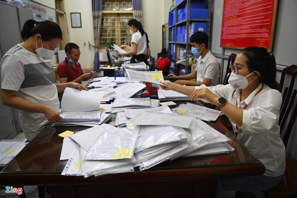 Theo một lãnh đạo phường Trung Hòa, cán bộ văn phòng của phường sẽ tăng ca để làm hết 150 bộ hồ sơ vừa tiếp nhận, trong đó ưu tiên xử lý trước đối với những công ty đang phục vụ nhu yếu phẩm thiết yếu.