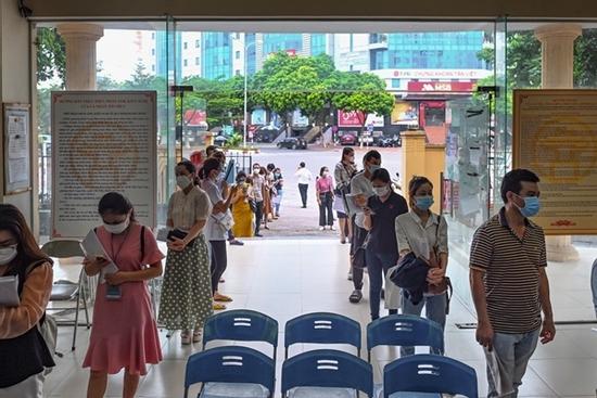 Xếp hàng nhiều giờ vẫn không xin được giấy đi đường ở Hà Nội