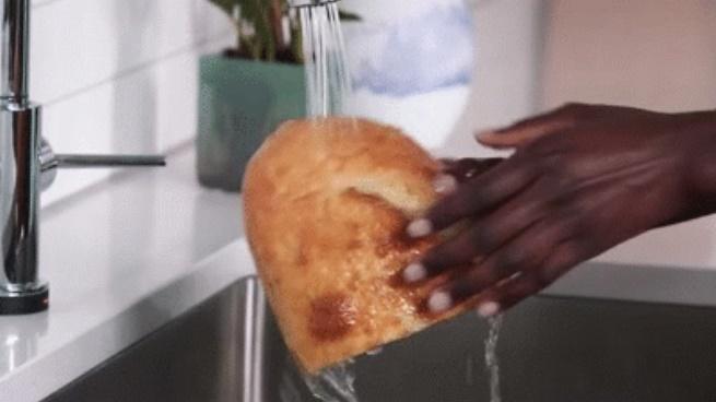 Bánh mì để lâu vừa ỉu vừa dai, 4 cách làm giòn ngon như mới ra lò-1