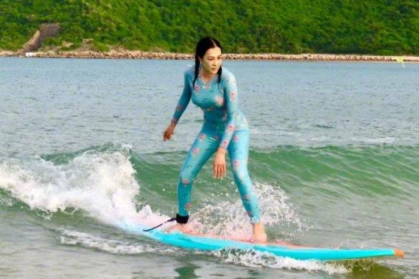 Ngỡ ngàng body Chung Lệ Đề tuổi 50