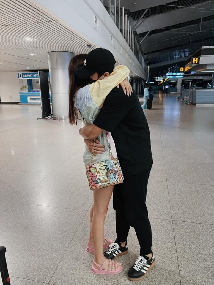 Clip nóng rẫy của thủ môn Bùi Tiến Dũng và bạn gái mẫu Tây-6