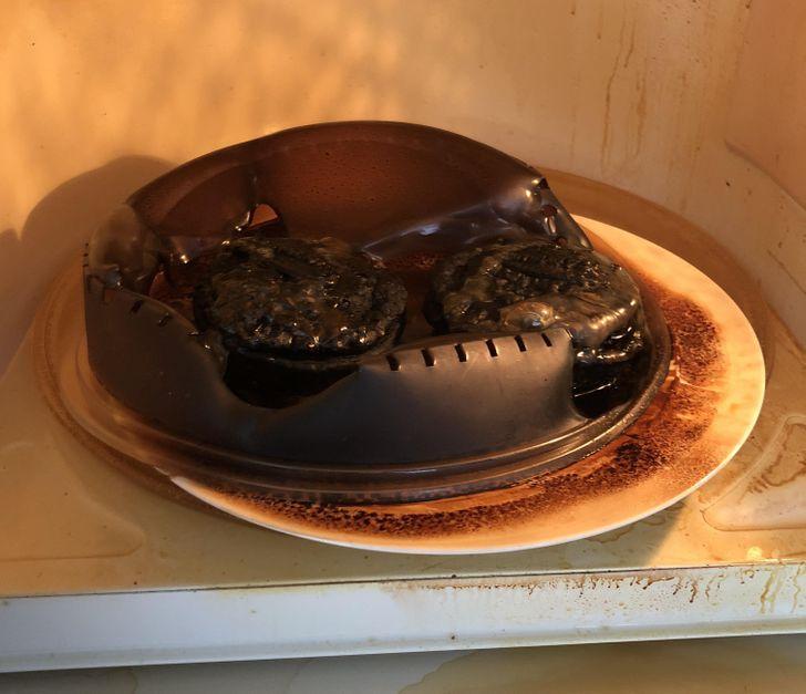 Ở nhà với cha mẹ, lũ yêu quái phiền toái đến buồn cười-2