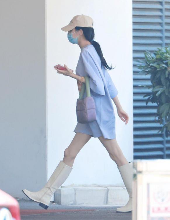 Địch Lệ Nhiệt Ba gầy báo động, rao bán cả ngực lẫn đầu gối-1