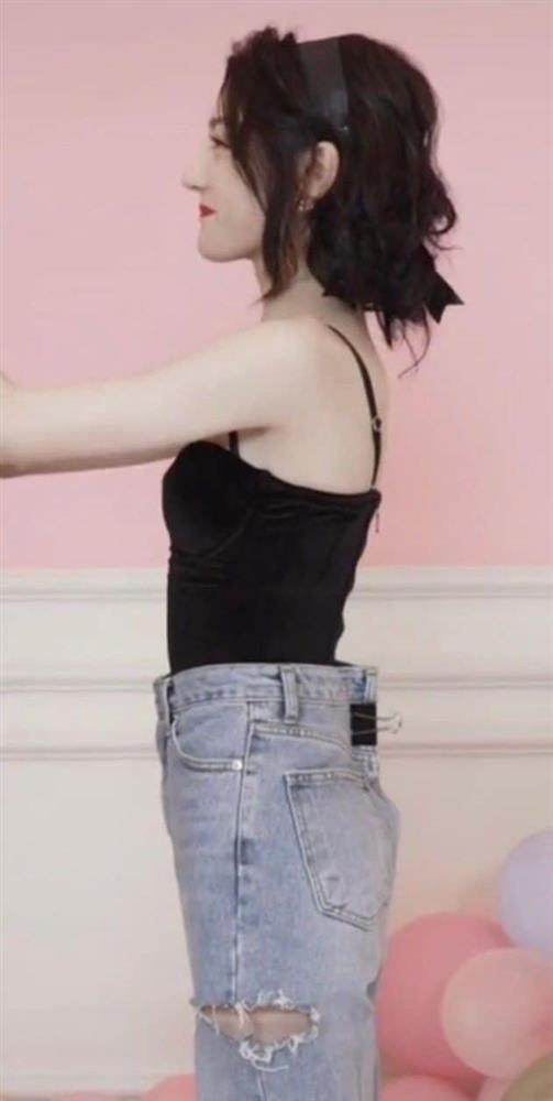 Địch Lệ Nhiệt Ba gầy báo động, rao bán cả ngực lẫn đầu gối-3