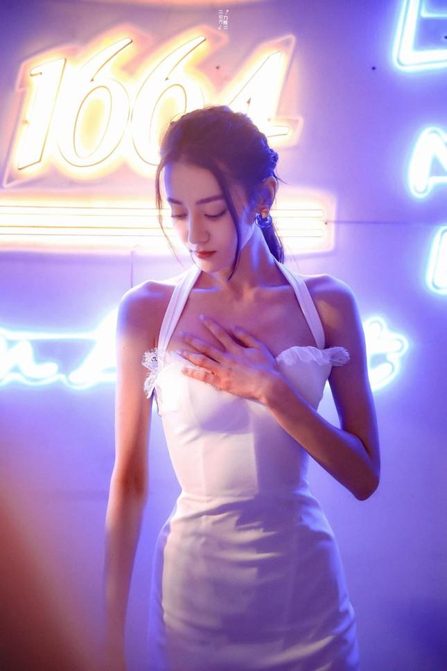 Địch Lệ Nhiệt Ba gầy báo động, rao bán cả ngực lẫn đầu gối-7