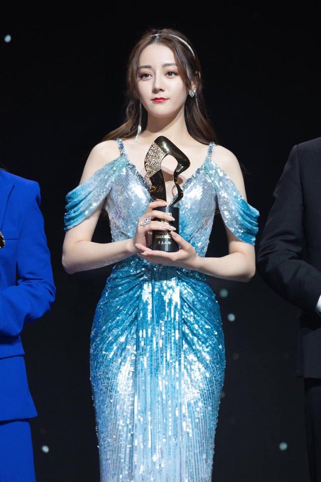 Địch Lệ Nhiệt Ba gầy báo động, rao bán cả ngực lẫn đầu gối-10