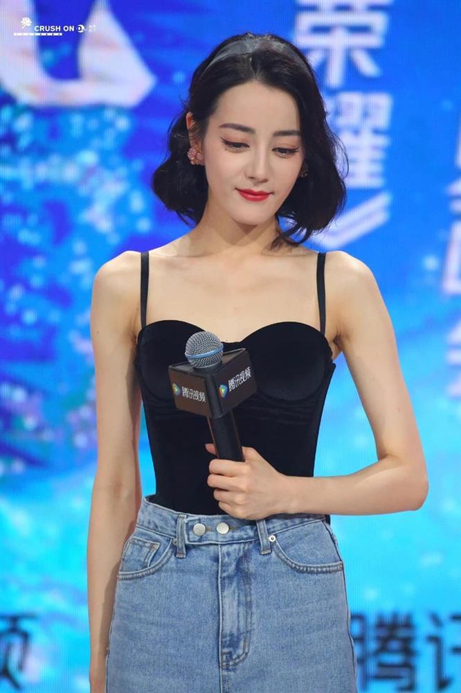 Địch Lệ Nhiệt Ba gầy báo động, rao bán cả ngực lẫn đầu gối-5