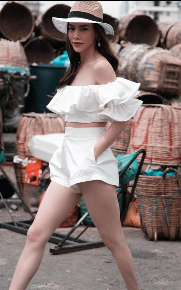 Bắt bài giấu bụng mỡ của Hà Hồ nhờ chiêu mix đồ cao tay với quần short-7