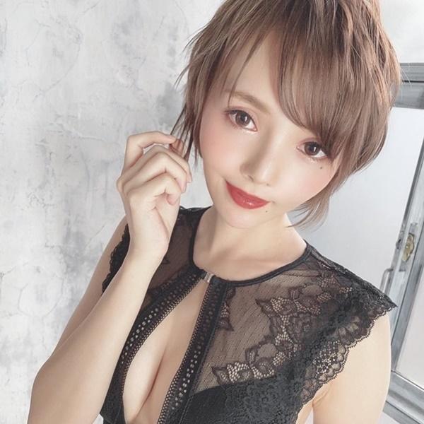 Trong khi cánh đàn em vừa đóng phim vừa làm nghề DJ, Riona lại quyết định bỏ nghề để đóng phim 18 .