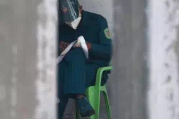 Anh dân quân ngồi thêu tranh chữ thập gây bão khắp MXH-1