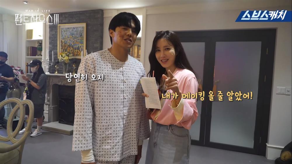 Hậu trường Penthouse 3: Soo Ryeon giới thiệu Logan là bố dượng rồi đây!-1