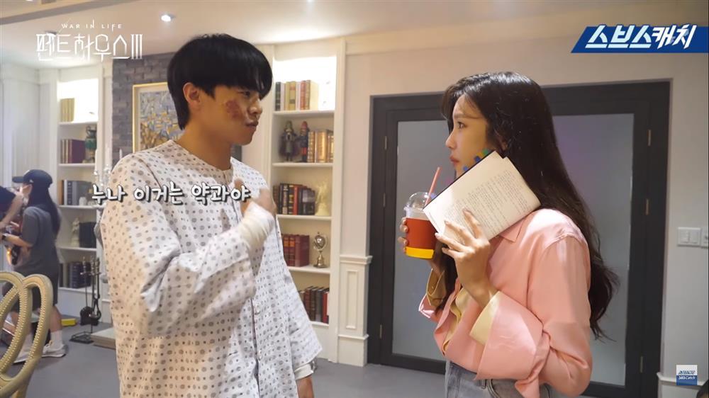 Hậu trường Penthouse 3: Soo Ryeon giới thiệu Logan là bố dượng rồi đây!-2