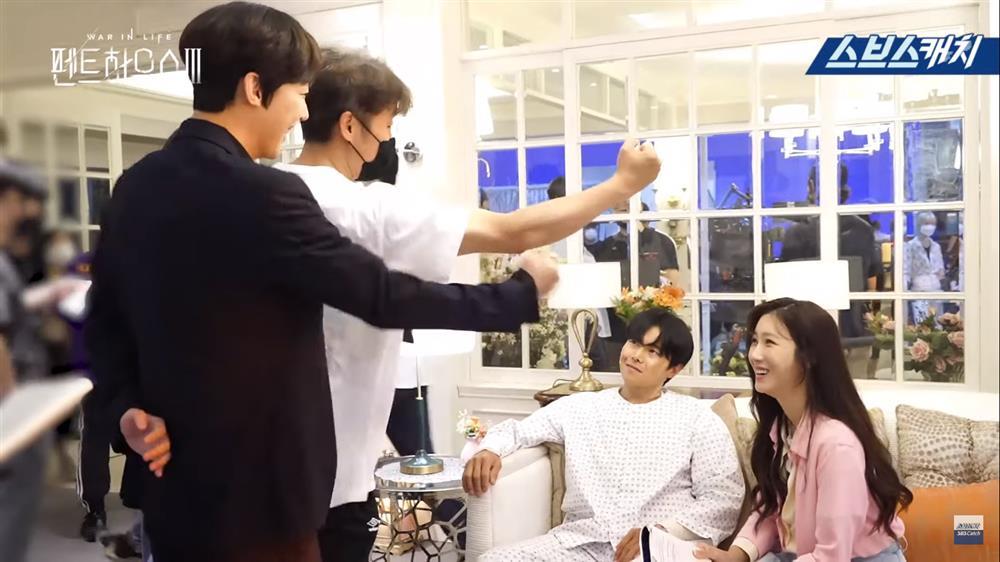 Hậu trường Penthouse 3: Soo Ryeon giới thiệu Logan là bố dượng rồi đây!-5