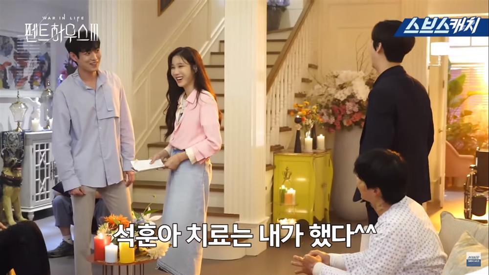 Hậu trường Penthouse 3: Soo Ryeon giới thiệu Logan là bố dượng rồi đây!-7