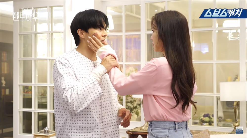 Hậu trường Penthouse 3: Soo Ryeon giới thiệu Logan là bố dượng rồi đây!-10