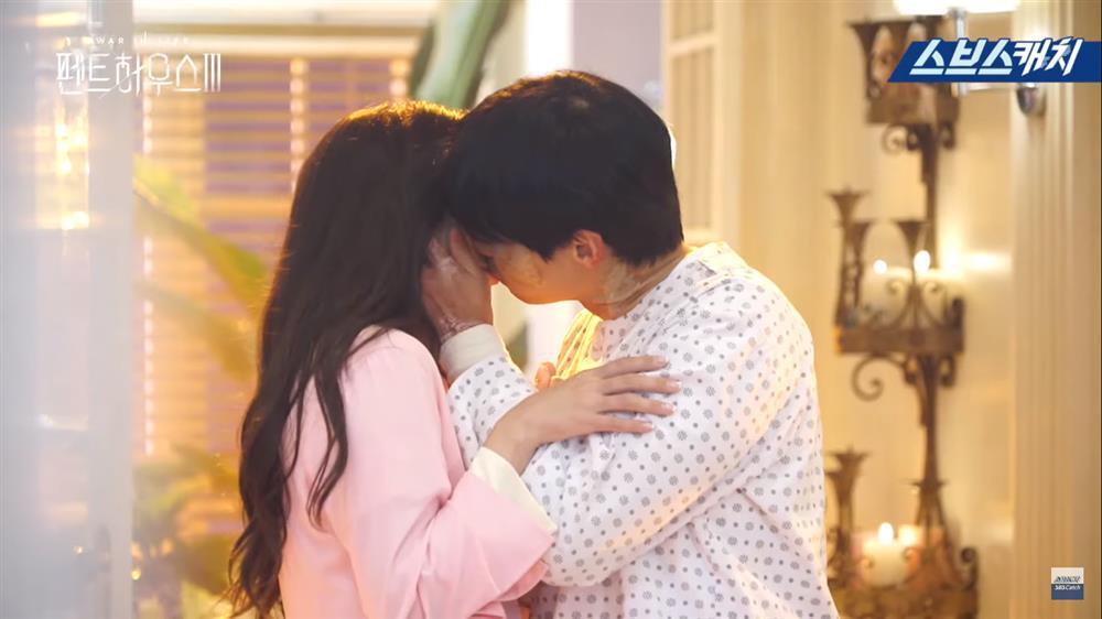 Hậu trường Penthouse 3: Soo Ryeon giới thiệu Logan là bố dượng rồi đây!-11