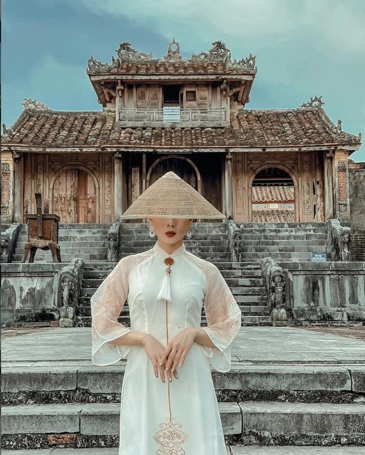 Lệ Quyên nói gì khi ảnh chụp với tình trẻ bị gọi mẫu hậu và hoàng tử-1