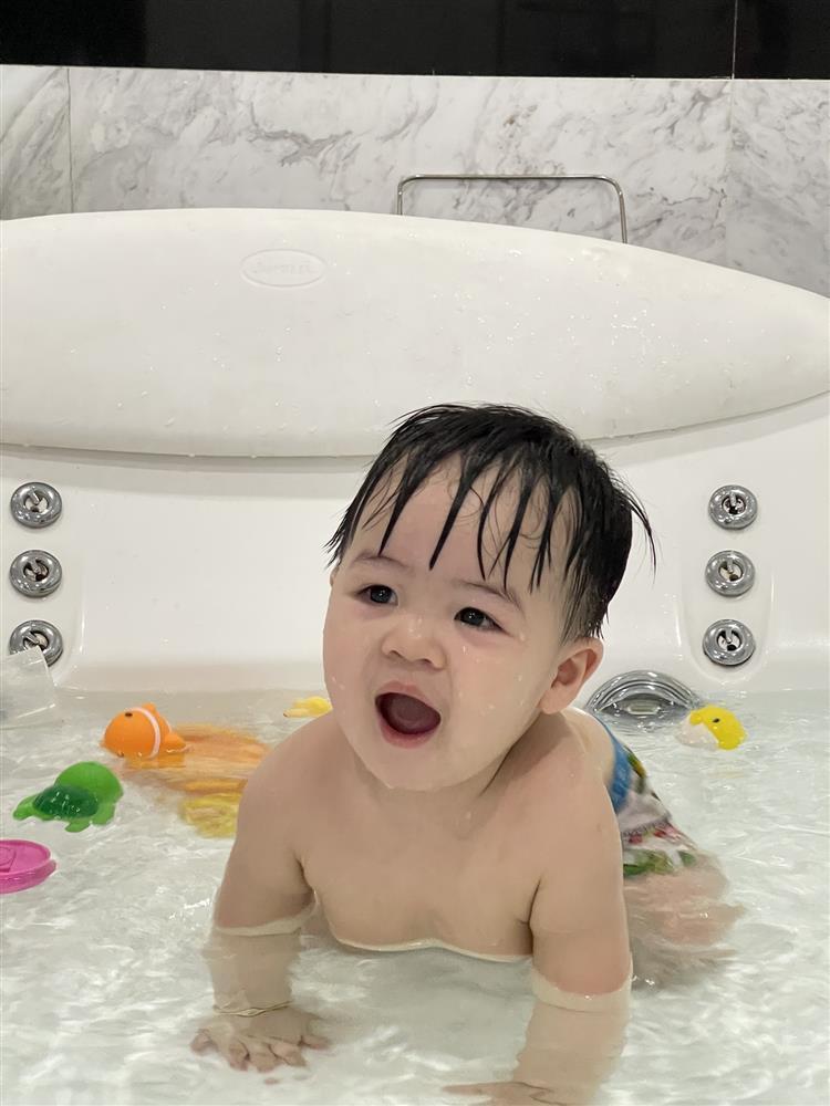 Hơn 1 tuổi, cháu ngoại Minh Nhựa có cuộc sống chuẩn rich kid-1