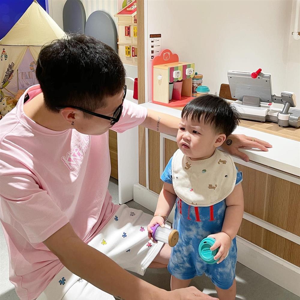 Hơn 1 tuổi, cháu ngoại Minh Nhựa có cuộc sống chuẩn rich kid-17