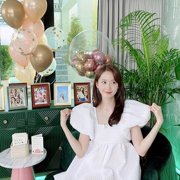 3 cách mặc áo mùa hè khoe xương quai xanh của sao Hàn-10