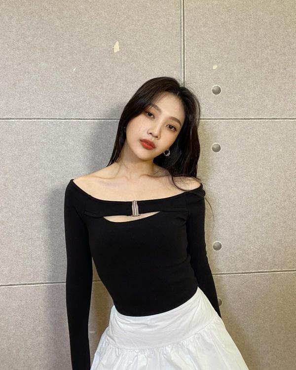 3 cách mặc áo mùa hè khoe xương quai xanh của sao Hàn-12