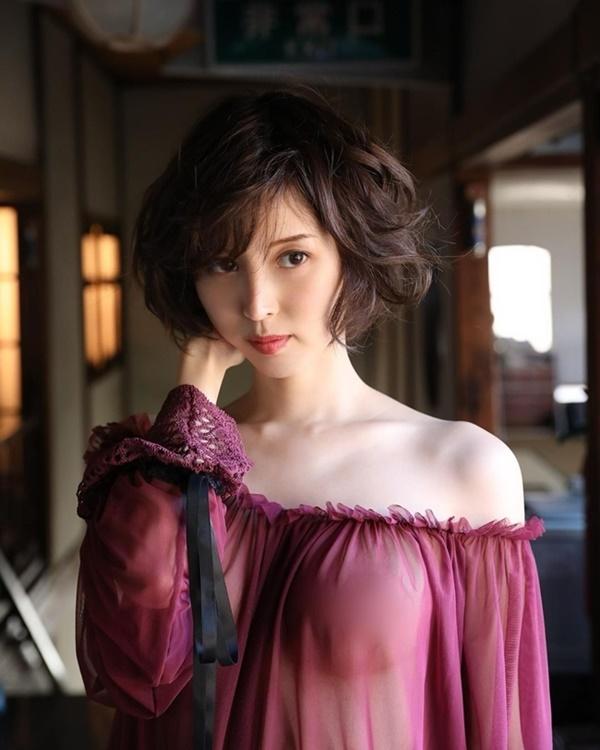 Sau khi phim phát sóng, nhiều fan đổ dồn sự chú ý về Tsukasa Aoi vì nhan sắc xinh đẹp, nóng bỏng.