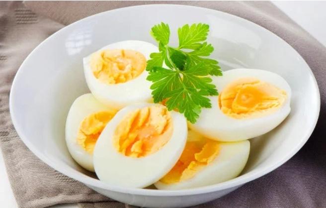 Có nên ăn trứng, uống nước cam sau khi tiêm phòng Covid-19?-1