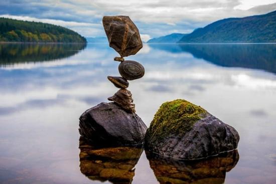 Người đàn ông nổi tiếng với tài xếp đá thăng bằng