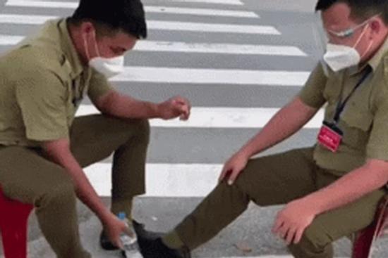 Tiếng cười giòn tan 2 cán bộ chơi 'lộn chai nước' tại chốt kiểm dịch