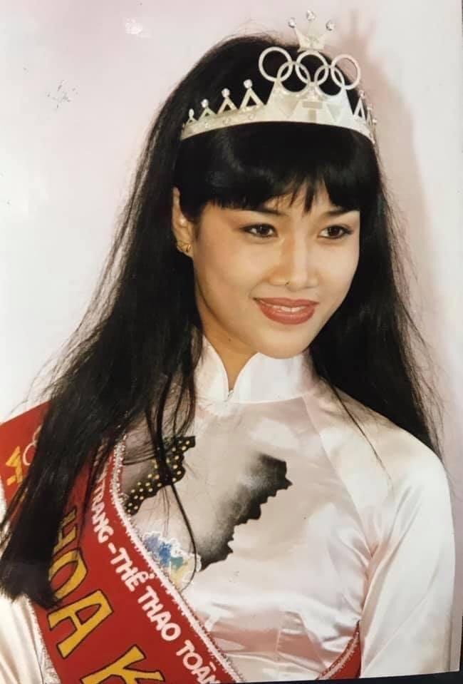 Kim Oanh đăng quang năm 1993, khi mới 18 tuổi. Chị sở hữu nhan sắc xinh đẹp, cuốn hút.