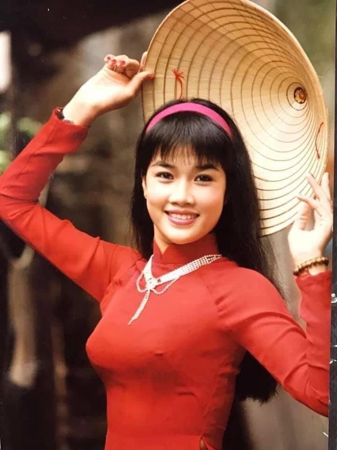 Kim Oanh kể, thời điểm đó chị là vận động viên thể dục nhịp điệu tại Hải Phòng và được cô giáo nhờ thay thế một người chị lỡ hẹn cuộc thi hoa khôi. Chị liền nhận lời và đi thi với tâm thế hồn nhiên, thoải mái. Năm ấy, Kim Oanh gây ấn tượng với hình ảnh mặc áo dài đỏ - chiếc áo cô mượn từ một đàn chị diễn viên múa.