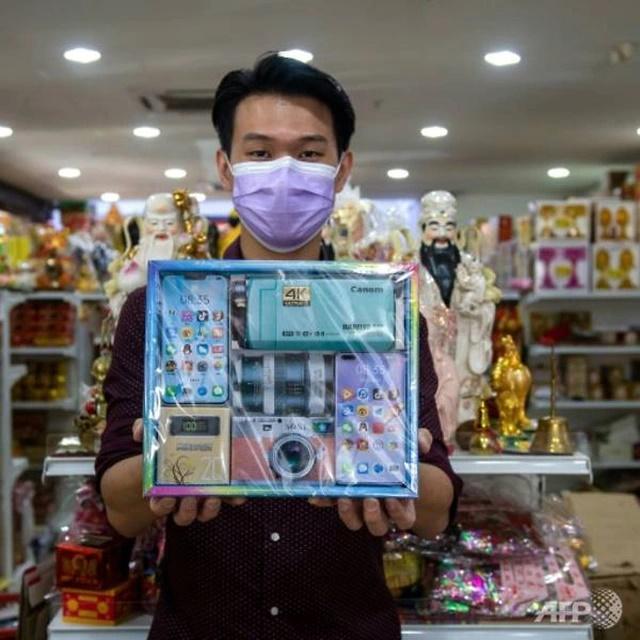 Đi chợ CÔ HỒN: Khẩu trang, trà sữa, đồ hiệu chả thiếu thứ gì-2