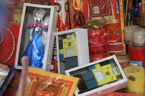 Đi chợ CÔ HỒN: Khẩu trang, trà sữa, đồ hiệu chả thiếu thứ gì-13