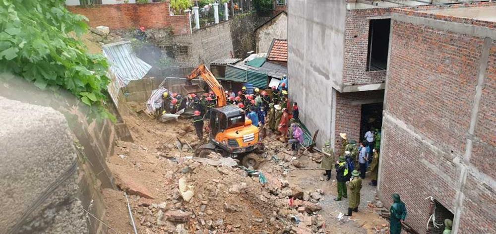 Lở đất vùi lấp nhóm công nhân đang ngủ ở Quảng Ninh, 3 người tử vong-1