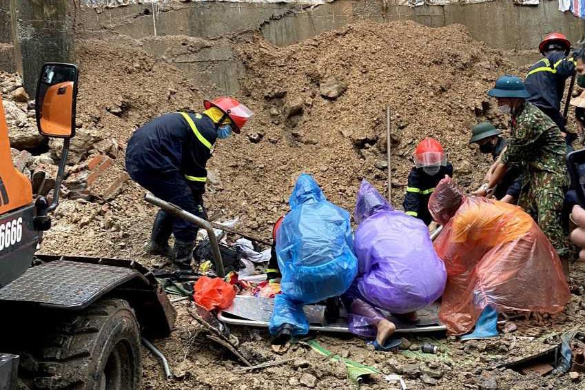 Lở đất vùi lấp nhóm công nhân đang ngủ ở Quảng Ninh, 3 người tử vong-3