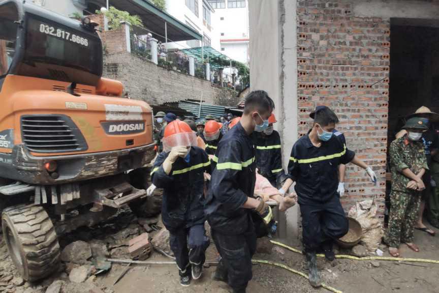 Lở đất vùi lấp nhóm công nhân đang ngủ ở Quảng Ninh, 3 người tử vong-4