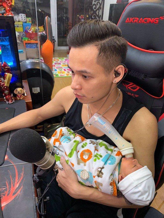 Tài sản kếch xù, Độ Mixi và nóc nhà cực chân chất, hiếm khi diện đồ đôi-3