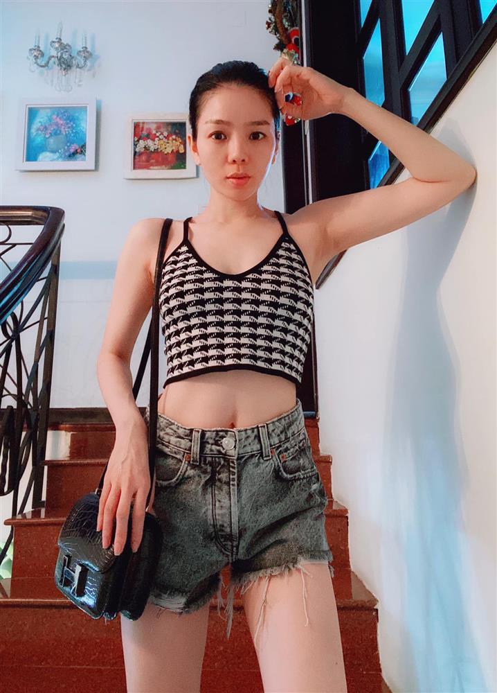 Lệ Quyên mix đồ với áo hai dây như gái 18, bảo sao bồ trẻ mê tít-8