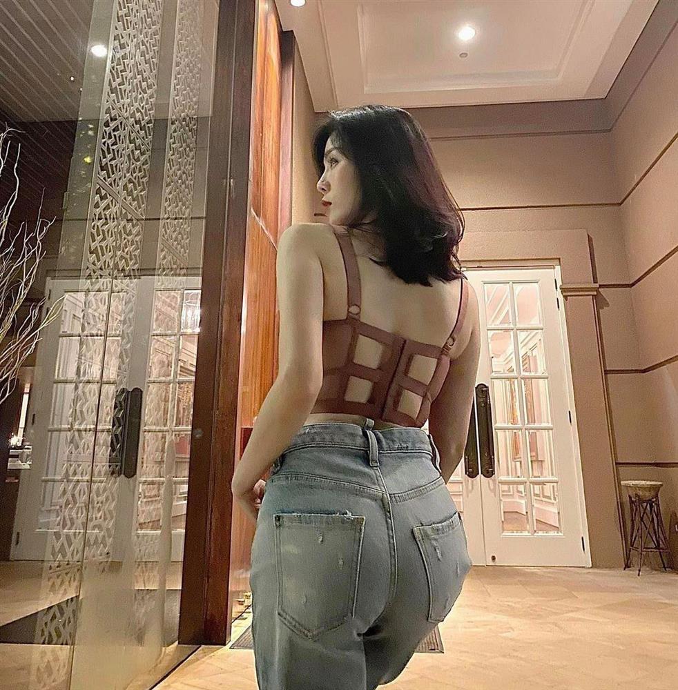 Lệ Quyên mix đồ với áo hai dây như gái 18, bảo sao bồ trẻ mê tít-9