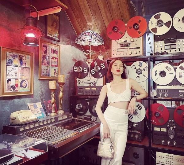 Lệ Quyên mix đồ với áo hai dây như gái 18, bảo sao bồ trẻ mê tít-12