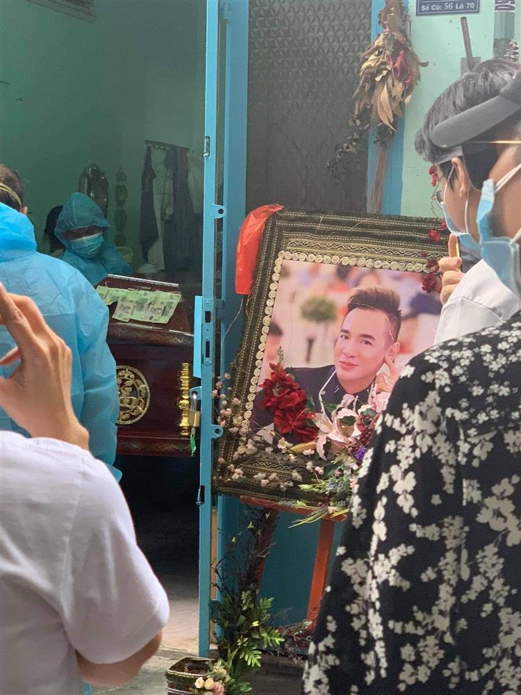 Hình ảnh hiếm hoi trong tang lễ gọn nhẹ của Việt Quang-2