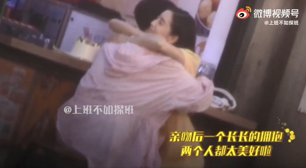 Angela Baby khóa môi đàn em kém 12 tuổi-4