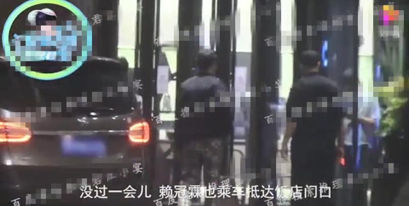 Angela Baby khóa môi đàn em kém 12 tuổi-9