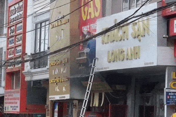 Clip: Sét đánh tóe lửa, người đàn ông đứng xa 3m ngã ngửa ra sau-1