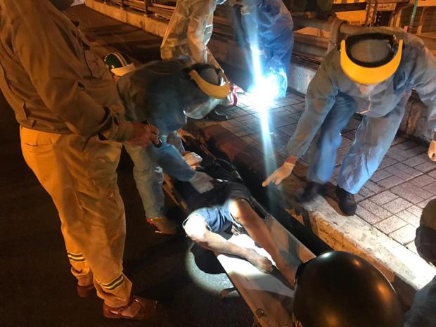 Clip: Cảnh sát TP.HCM giải cứu ông chú thích vắt vẻo trên mép cầu-1