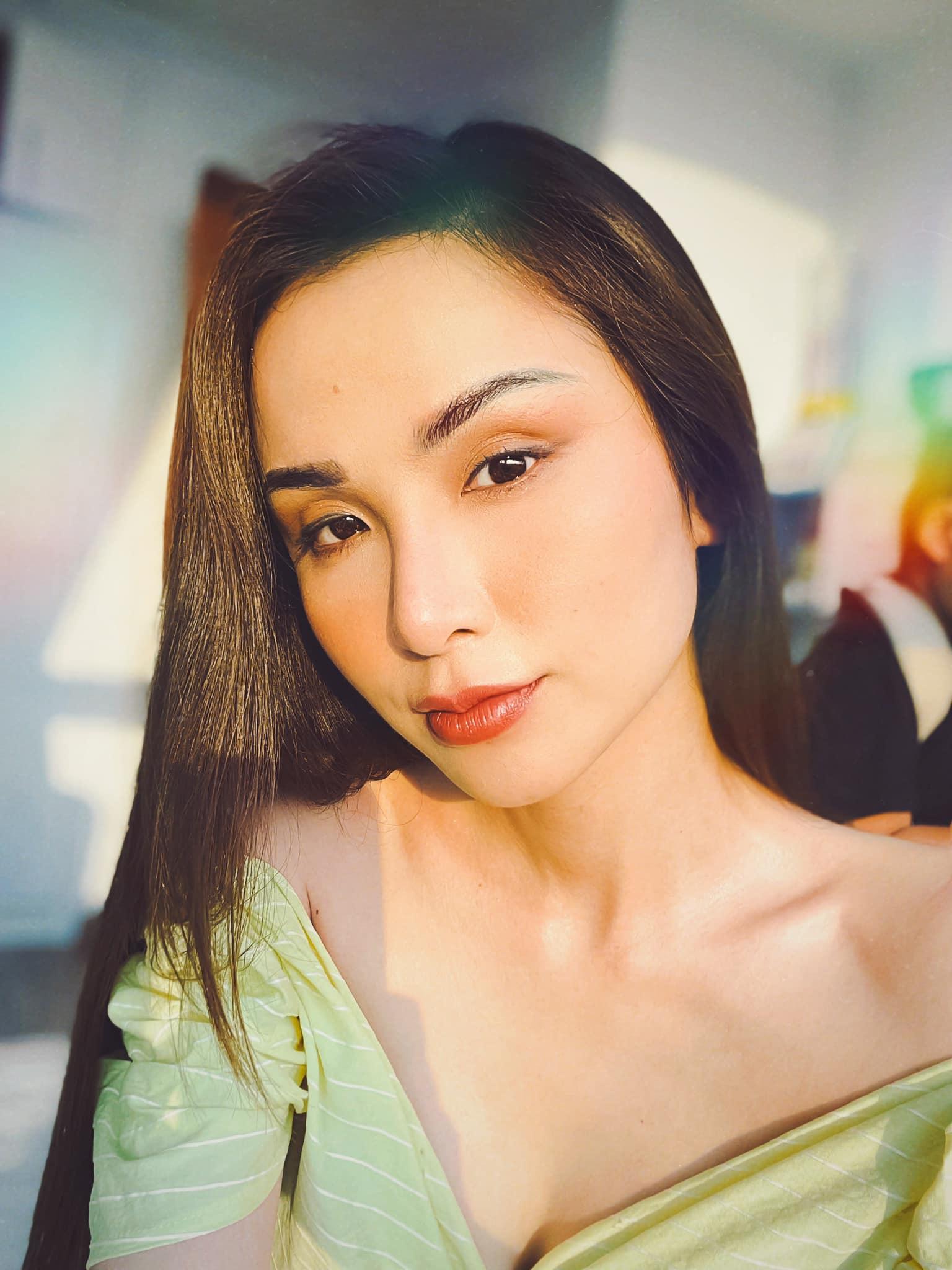 Hoa hậu Diễm Hương hài hước bảo: "1 năm gồm có 12 tháng. 1 tháng cô hồn, và 11 tháng cô đơn".