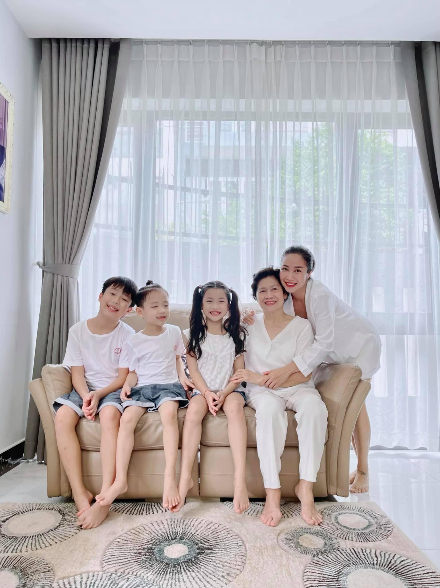 Ốc Thanh Vân bên bà ngoại và các con.
