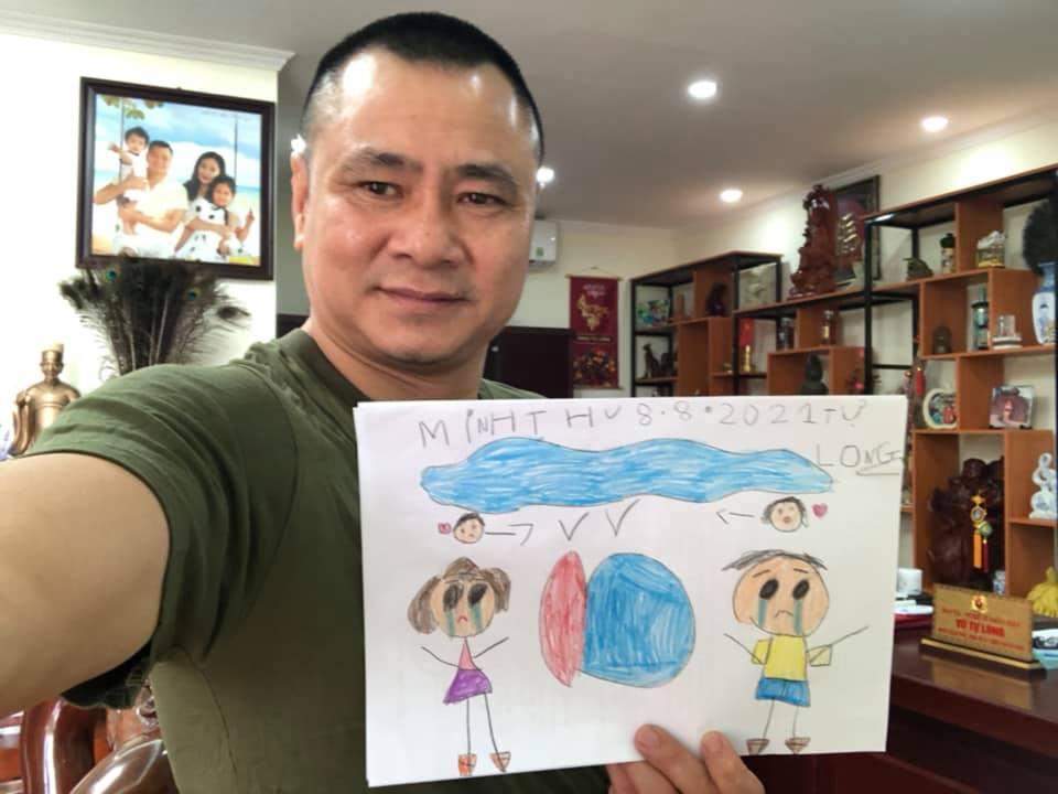 Tự Long giới thiệu: "Bức tranh con gái vẽ cả bố cả con cùng khóc. Bố yêu con! Ở nhà ngoan nhé, xong nhiệm vụ bố về".